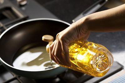 Dầu ăn sẽ sinh ra các hợp chất có hại nếu dùng sai: 6 sai lầm nhiều gia đình vẫn mắc