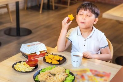 Đừng để con ăn quá nhiều 5 thực phẩm này: Não bộ có thể bị ảnh hưởng theo cách ít ai ngờ