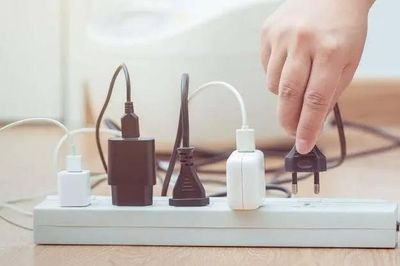 Vừa đi du lịch về, đừng vội cắm thiết bị điện: Nhiều gia đình vô tình bỏ qua bước quan trọng này