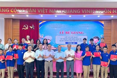 Khi trẻ khiếm thị làm chủ quầy pha chế, bếp ăn