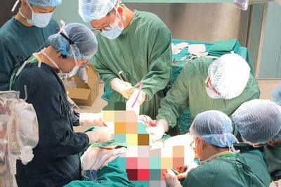 Thấy vùng má sưng to, cụ ông ở Hà Nội tá hỏa khi được phát hiện nguyên nhân