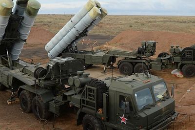 Tên lửa mới của hệ thống S-400 Nga dội hỏa lực vào các nhà máy Ukraine