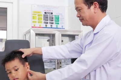 Que tre đâm xuyên vành tai bé trai 6 tuổi