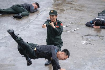 Video Cảnh sát gìn giữ hòa bình Việt Nam khổ luyện dưới mưa