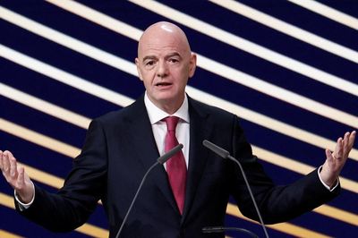UEFA đẩy căng thẳng với FIFA lên đỉnh điểm