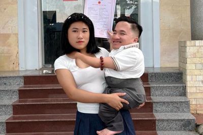 Cô gái 18 tuổi bế chồng U40 đi đăng ký kết hôn ở Nghệ An