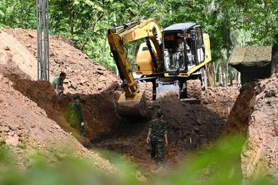 Dời bia tưởng niệm để mở rộng rãnh mộ tập thể ở công viên Lê Thị Riêng