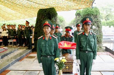 Truy điệu, an táng 2 hài cốt liệt sĩ tại Nghĩa trang Liệt sĩ Độc Lập