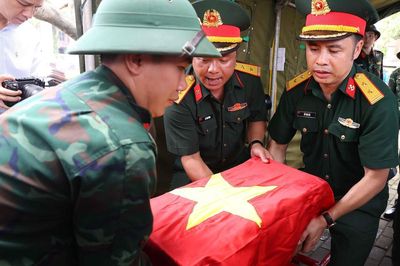Hình ảnh khai quật, lấy mẫu và bàn giao mẫu hài cốt tại Nghĩa trang liệt sĩ Ngọc Hồi, Hà Nội