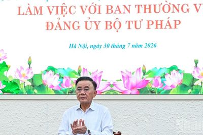 [Ảnh] Thường trực Ban Bí thư Trần Cẩm Tú làm việc với Ban Thường vụ Đảng ủy Bộ Tư pháp