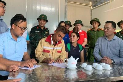 Bàn giao 7 căn nhà đầu tiên cho các hộ dân vùng lũ Mường Than