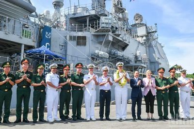 Đoàn tàu sân bay Hải quân Hoa Kỳ thăm thành phố Đà Nẵng
