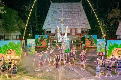 Du khách trải nghiệm văn hóa Cơ tu tại Ngày hội Đông Giang