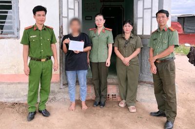 Công an xã hỗ trợ người phụ nữ mắc kẹt tại sân bay trở về quê