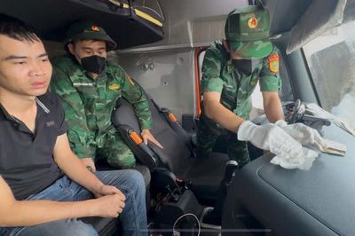 Biên phòng Cửa khẩu quốc tế Nam Giang phát hiện tài xế tàng trữ trái phép ma túy