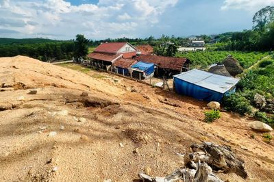 Bùn đất tại dự án trung tâm đào tạo lái xe tràn xuống khu dân cư, nguy cơ mất an toàn