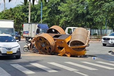 Xe lu rơi khỏi xe tải, hai người thoát nạn trong gang tấc