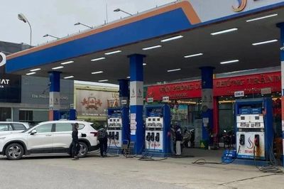 [SPOTLIGHT] Khan hiếm dầu diesel cục bộ nhiều tỉnh, Petrolimex nói không thiếu tổng nguồn