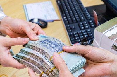 [SPOTLIGHT] Xăng xe, cơm trưa có tính vào lương đóng bảo hiểm xã hội?