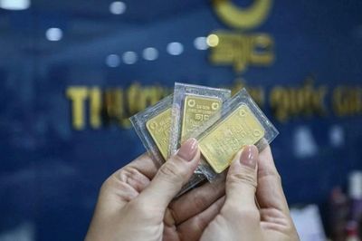 [SPOTLIGHT] Vàng SJC bật tăng, chênh lệch với thế giới thu hẹp còn 13 triệu đồng