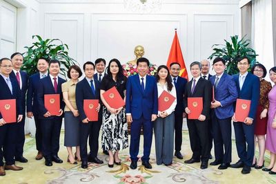 Bộ Ngoại giao trao quyết định điều động, bổ nhiệm cán bộ lãnh đạo quản lý cấp Vụ