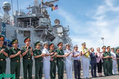 Tàu sân bay Hoa Kỳ USS George Washington thăm thành phố Đà Nẵng