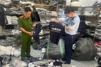 Quản lý thị trường Hà Nội: Tăng cường kiểm tra vi phạm hàng giả, hàng nhái tại chợ Ninh Hiệp