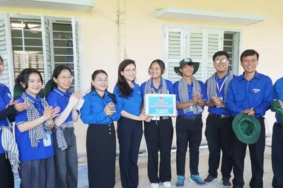 Bí thư Trung ương Đoàn động viên các đội hình tình nguyện ở Khánh Hòa