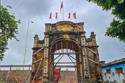 Hà Nội: Người dân góp nửa tỷ đồng nâng nguyên khối cổng cổ trăm năm