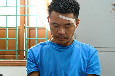 Khống chế đối tượng chém hai cán bộ công an xã bị thương rồi cố thủ trong nhà gần 3 giờ