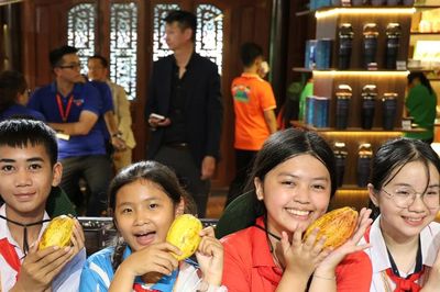 Thiếu nhi 3 nước trải nghiệm làm bánh ở làng nghề TPHCM