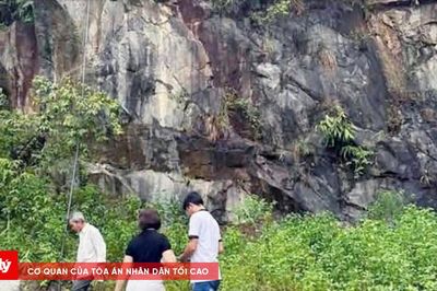 Xe máy lao xuống vách đá, hai mẹ con thương vong