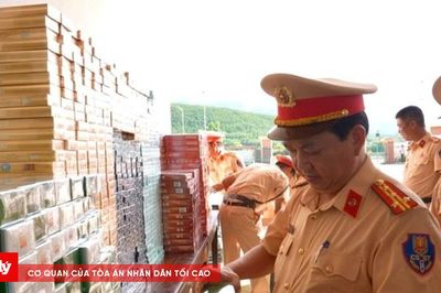 CSGT Huế phát hiện xe khách vận chuyển hơn 27.000 bao thuốc lá nhập lậu