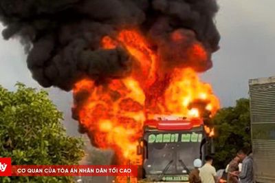 Xe khách bất ngờ bốc cháy trơ khung trên đường Hồ Chí Minh
