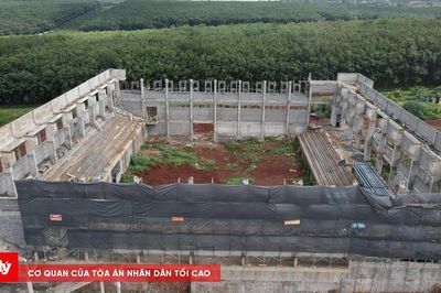 Sập dầm, sàn mái nhà thi đấu 1.000 chỗ đang thi công