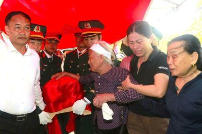 Thấy linh cữu con về đến đầu ngõ, mẹ liệt sĩ òa khóc: 'Chờ con đã gần nửa đời người'