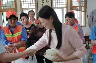 Người phụ nữ bán của hồi môn, chi gần 400 triệu đồng giúp người nghèo