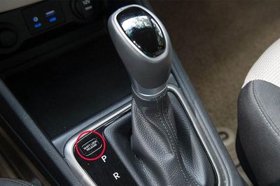 Nút 'Shift Lock' trên ô tô có tác dụng gì và khi nào cần dùng?