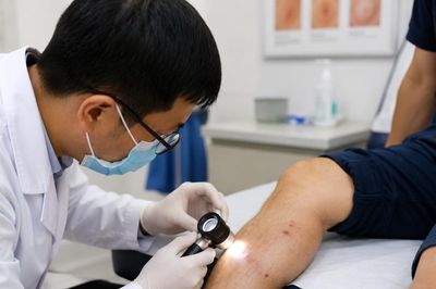 Từ dấu hiệu trên da, nam thanh niên phát hiện mắc căn bệnh 2 triệu người gặp 1