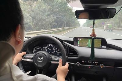 Chạy đúng tốc độ ở làn trái trên cao tốc, sao phải chuyển làn để nhường đường?
