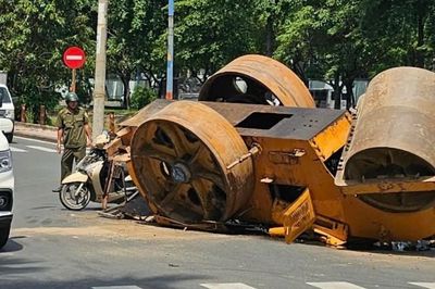 Xe lu hàng tấn rơi lật ngửa, người đàn ông bỏ xe máy, ôm bé trai 12 tuổi tháo chạy