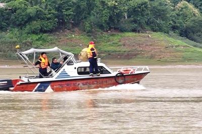 Người đàn ông rơi từ trên cầu xuống sông, bị cuốn trôi 35km