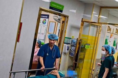 Chồng vào phòng mổ động viên vợ sinh, bất ngờ ngất xỉu khi con cất tiếng khóc