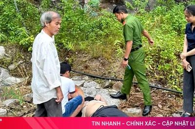 Xe máy lao xuống vách đá, mẹ tử vong, con bị thương nặng