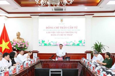 Thường trực Ban Bí thư Trần Cẩm Tú làm việc với Ban Thường vụ Đảng ủy Bộ Tư pháp