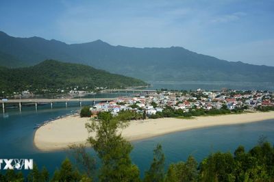 Đắm mình trong vẻ đẹp quyến rũ của Vịnh Lăng Cô