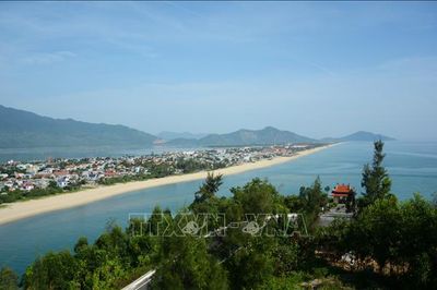 Vẻ đẹp quyến rũ của vịnh Lăng Cô