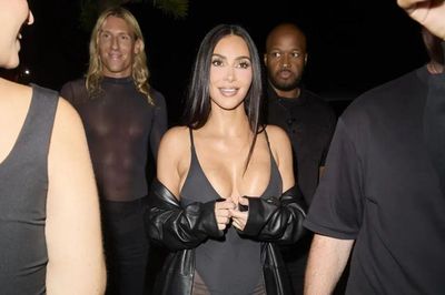 Khán giả tranh cãi khi siêu mẫu Kim Kardashian diện trang phục xuyên thấu