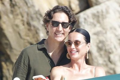 Justin Trudeau chăm sóc Katy Perry đầy tình tứ trên du thuyền