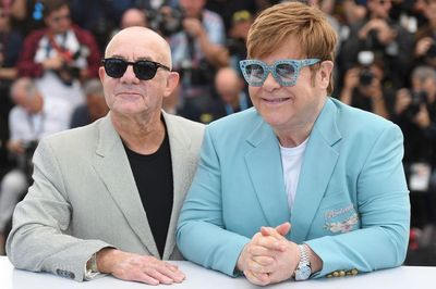 Bernie Taupin tiết lộ cách Elton John vẫn sáng tác sau khi gần như mất thị lực
